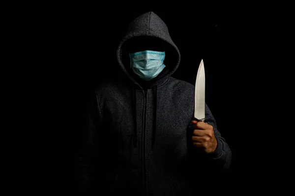 Junger Mann Mit Medizinischer Maske Hält Ein Messer Die Kamera — Stockfoto