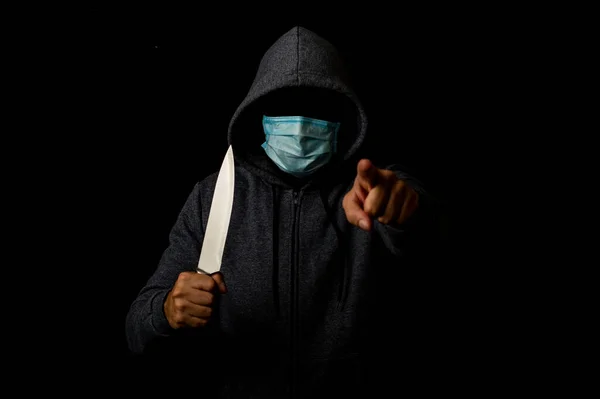 Fiatal Férfi Orvosi Maszk Ujjal Mutogat Miközben Kést Tart Fekete — Stock Fotó