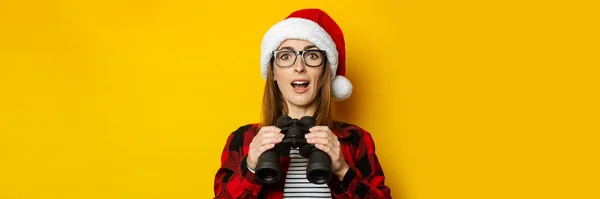 Jonge Vrouw Met Een Verrast Gezicht Een Kerstmuts Een Rood — Stockfoto