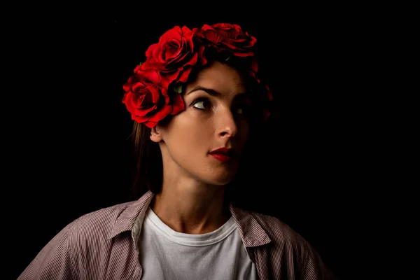 Mujer Joven Una Corona Flores Rojas Pensativamente Lado Sobre Fondo — Foto de Stock