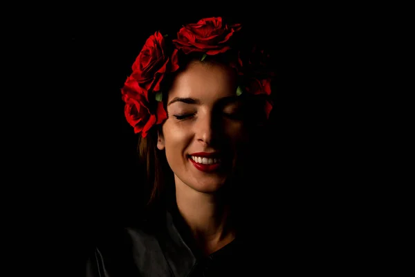 Mujer Joven Sonriente Con Los Ojos Cerrados Corona Flores Sobre — Foto de Stock