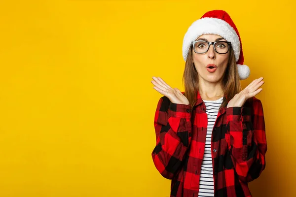 Mujer Joven Con Cara Sorprendida Sombrero Santa Camisa Cuadros Roja — Foto de Stock