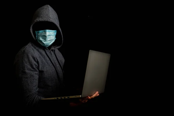 Man Mask Utan Ansikte Och Huva Håller Laptop Händerna Mörk — Stockfoto