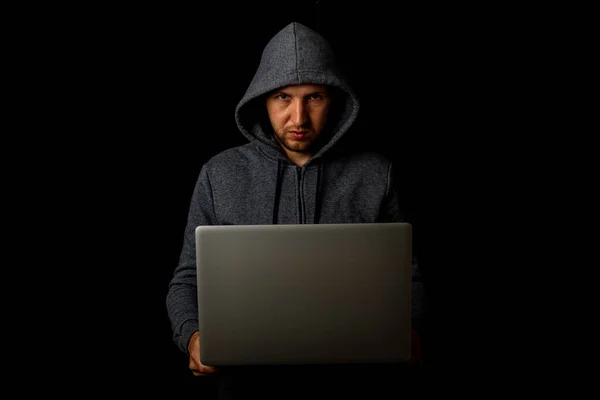 Mann Mit Kapuze Hält Laptop Der Hand Vor Dunklem Hintergrund — Stockfoto