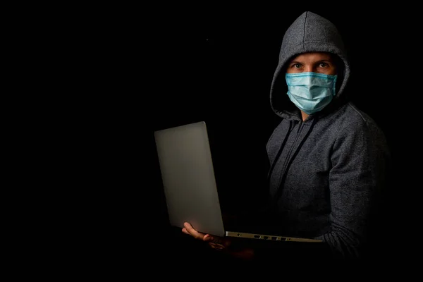 Человек Маске Капюшоне Держит Ноутбук Руках Тёмном Фоне Концепция Кибер — стоковое фото