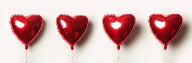 Beyaz zemin üzerinde kalp şeklinde dört kırmızı hava balonu. Pankart