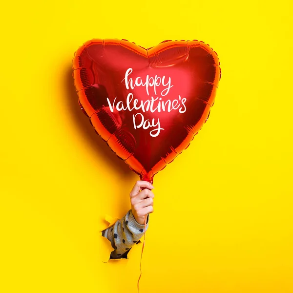 Mano Femminile Tiene Palloncino Gonfiabile Con Iscrizione Happy Valentines Day — Foto Stock