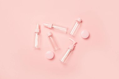 Pastel pembe arka planda kozmetik için boş tüpler. Düz yerde, üst tarafta. Pankart.