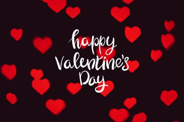 Siyah arka planda güzel sarı ve beyaz bir bokeh. Arkaplan ya da duvar kağıdı olarak kullanılabilir. Kalp şeklinde. Aşk Konsepti, Sevgililer Günü