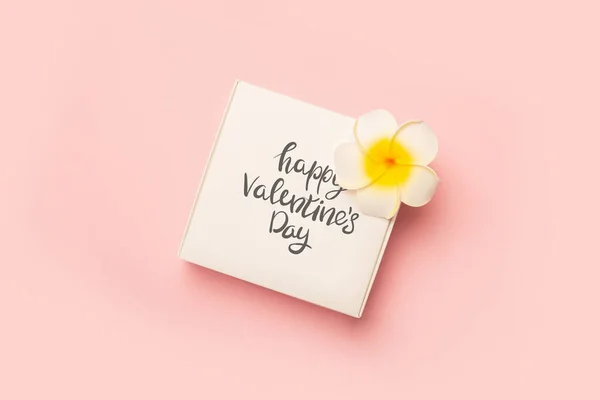 Confezione Regalo Fiori Sfondo Rosa Pastello Composizione San Valentino Posa — Foto Stock