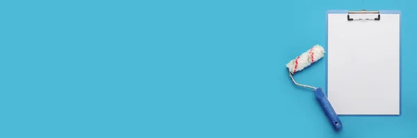Pinte Rolo Prancheta Com Papel Branco Para Texto Fundo Azul — Fotografia de Stock