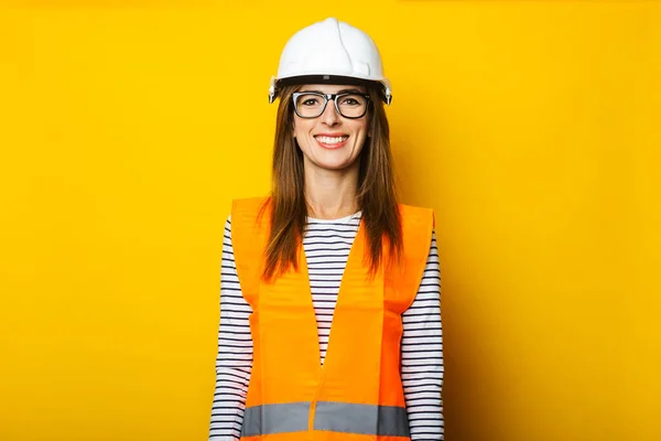 Jeune Femme Avec Sourire Dans Gilet Casque Sur Fond Jaune — Photo