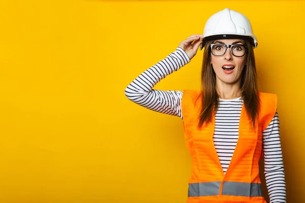 Jeune Femme Avec Visage Surpris Dans Gilet Casque Sur Fond — Photo