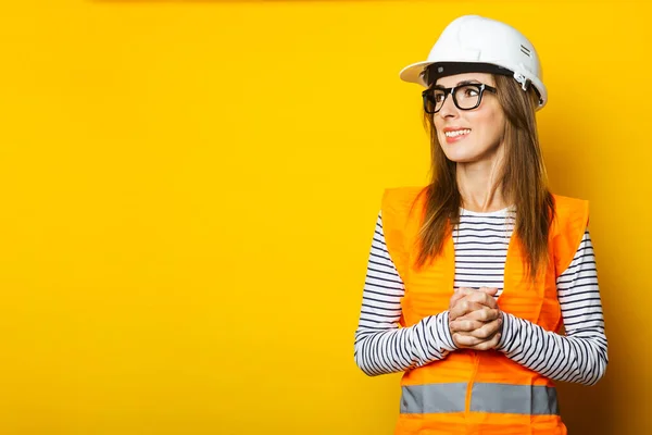 Jeune Femme Avec Sourire Dans Gilet Casque Sur Fond Jaune — Photo