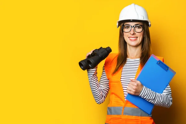 Jeune Femme Avec Sourire Dans Gilet Casque Tient Presse Papiers — Photo