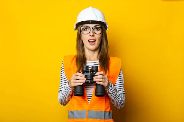 Jeune Femme Avec Visage Surpris Dans Gilet Casque Porte Des — Photo