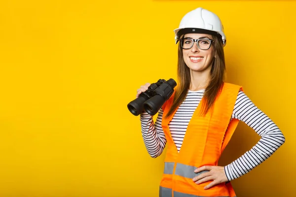 Jeune Femme Avec Sourire Dans Gilet Casque Tient Des Jumelles — Photo