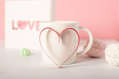 Küpeli bir kupa ve pembe arka planda tatlılar. Sevgililer Günü konsepti. Pankart.