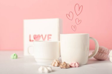 Sevgililer Günü için şenlik kompozisyonu. Pembe arka planda kupalar ve tatlılar. Pankart.