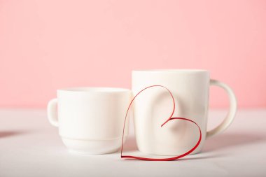 Sevgililer Günü için şenlik kompozisyonu. Pembe arka planda kupalar ve tatlılar. Pankart.