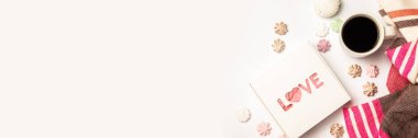 Hediye kutusu, bir fincan kahve ve arka planda şekerli bir eşarp. Beste Sevgililer Günü. Pankart. Düz yatış, üst görünüm.