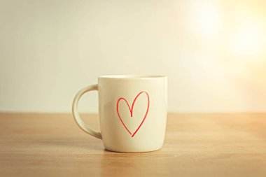 Sevgililer Günü için şenlik kompozisyonu. Kalbi olan bir kupa. Sevgiline bir hediye. Pankart.