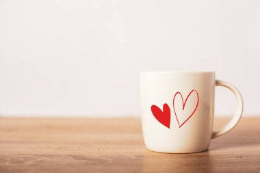 Sevgililer Günü için şenlik kompozisyonu. Kalbi olan bir kupa. Sevgiline bir hediye. Pankart.