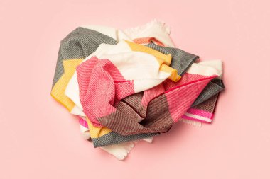 Pembe arka planda güzel, sıcak bir eşarp. Doğal yün kumaş, tasarlamak için bir süveter parçası. Pankart. Düz yatış, üst görünüm.