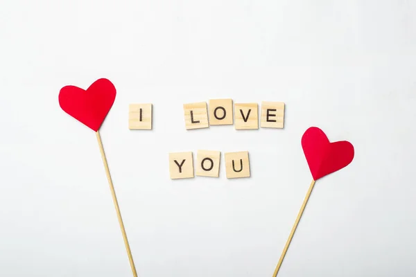 Beste Sevgililer Günü Sopadaki Kalpler Pembe Arka Plandaki Tahta Plaklardan — Stok fotoğraf