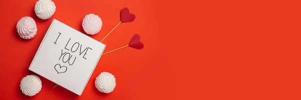 赤い背景の棒のテキストの愛 お菓子および心のギフト箱 作曲バレンタインデー バナーだ フラットレイアウト トップビュー — ストック写真