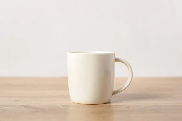 Uma Caneca Com Uma Bebida Quente Mesa Café Manhã Café — Fotografia de Stock