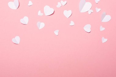 Pembe arka planda kalp şeklinde kağıtlardan yapılmış sevgililer günü kartları. Sevgililer Günü 'nün kompozisyonu. Pankart. Düz yatış, üst görünüm.