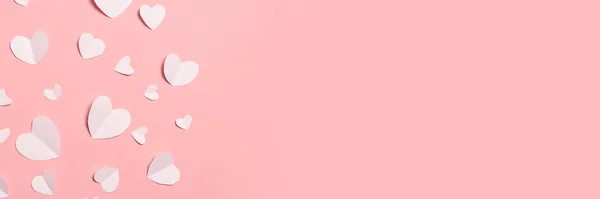 Белые Сердца Вырезанные Бумаги Розовом Фоне Состав Дню Святого Валентина — стоковое фото