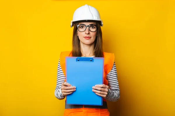 Une Jeune Femme Vêtue Gilet Casque Porte Presse Papiers Sur — Photo