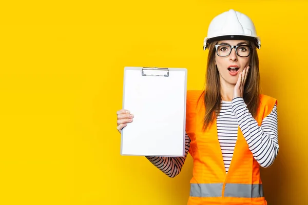 Jeune Femme Avec Visage Surpris Dans Gilet Casque Tient Presse — Photo