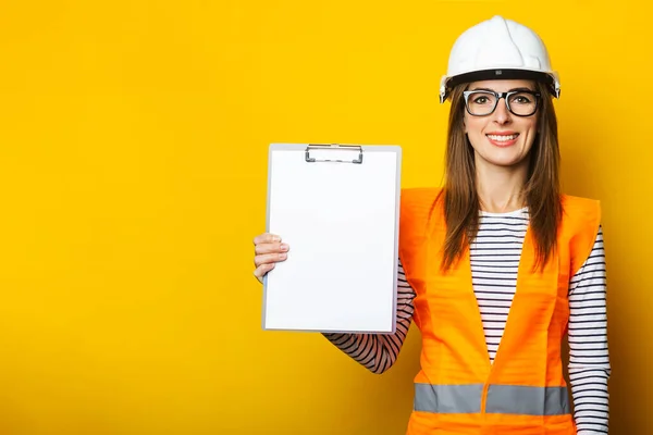 Jeune Femme Avec Sourire Dans Gilet Casque Tient Presse Papiers — Photo