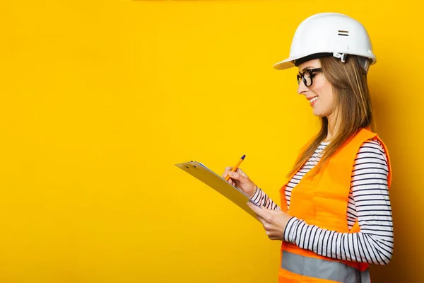 Une Jeune Femme Vêtue Gilet Casque Porte Presse Papiers Prend — Photo