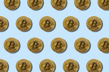 Mavi arka planda Bitcoin para. Şablon. Pankart. Düz yatış, üst görünüm.