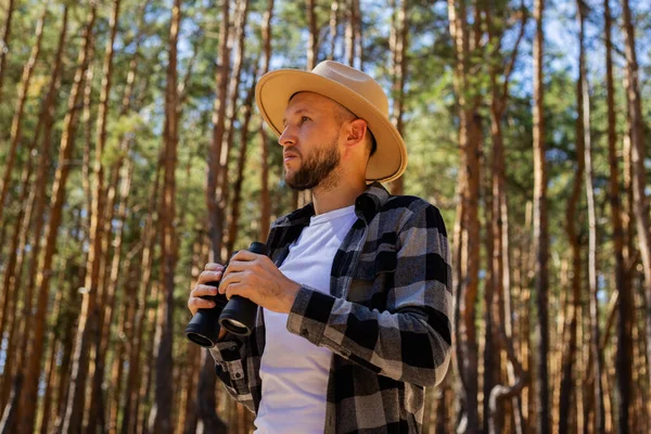 Turista Hombre Con Sombrero Camisa Cuadros Mira Través Los Prismáticos — Foto de Stock