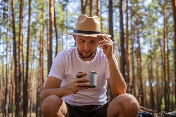 Hombre Con Sombrero Sostiene Una Taza Caliente Durante Viaje Campamento — Foto de Stock