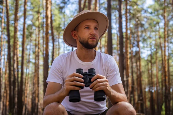 Hombre Con Sombrero Sostiene Prismáticos Durante Viaje Campamento Caminata Las — Foto de Stock