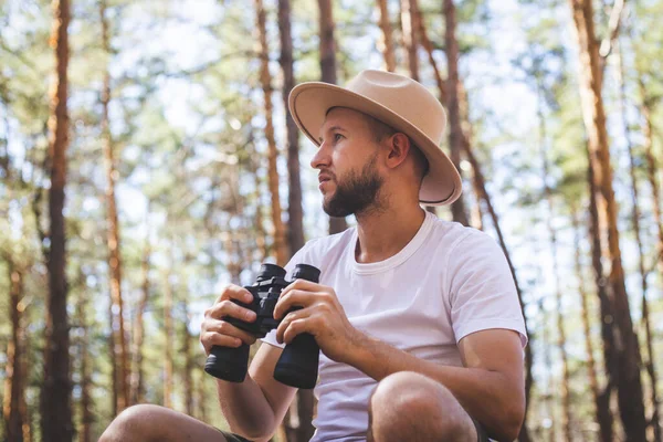 Hombre Con Sombrero Sostiene Prismáticos Durante Viaje Campamento Caminata Las — Foto de Stock