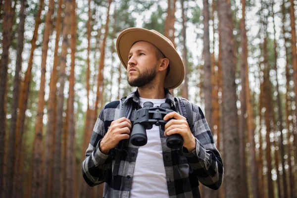 Joven Con Sombrero Mochila Prismáticos Bosque Pinos Caminata Las Montañas — Foto de Stock