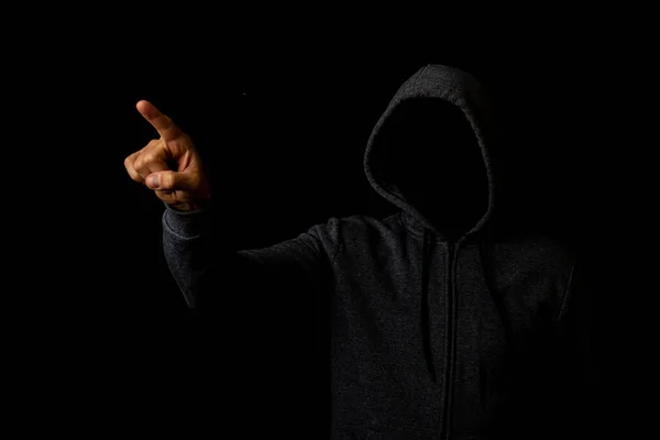 Hombre Sin Rostro Una Capucha Toca Dedo Sobre Fondo Oscuro — Foto de Stock