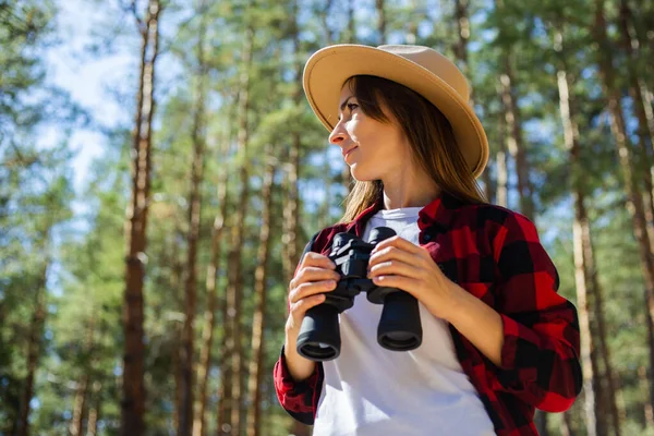 Frau Mit Hut Und Rot Kariertem Hemd Mit Fernglas Auf — Stockfoto