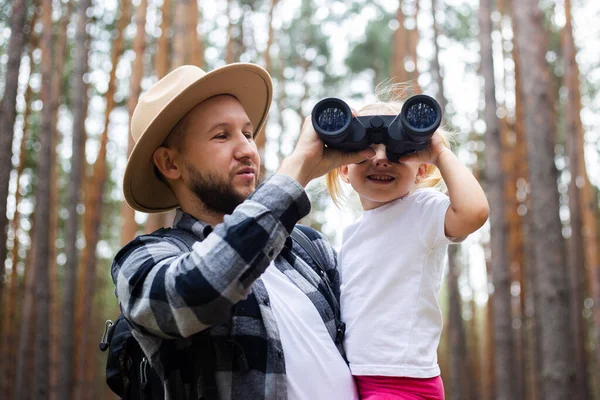 모자를 배낭을 남자와 어린이가 하이킹하는 쌍안경으로 산이나 숲으로 여행하는 — 스톡 사진