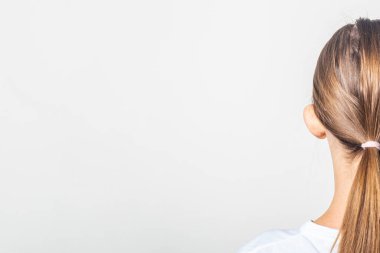 Kulağı açık kadın kulağı, arka planı açık renk. Auricle arızası