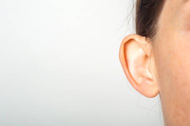 Kadın kulaklı, sarkık kulaklı, çıkık, arka planda yakın plan. Auricle arızası