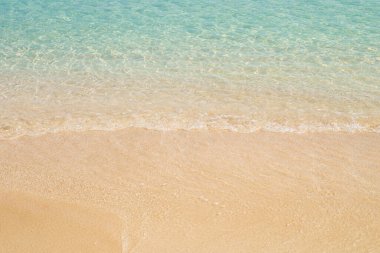 Dalgalı bir deniz ve kumlu bir sahil. Seyahat, tatil konsepti