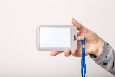 Kadın el rozeti, yaka kartı, isim etiketi tanımlayıcı, ışık arka planında halat.